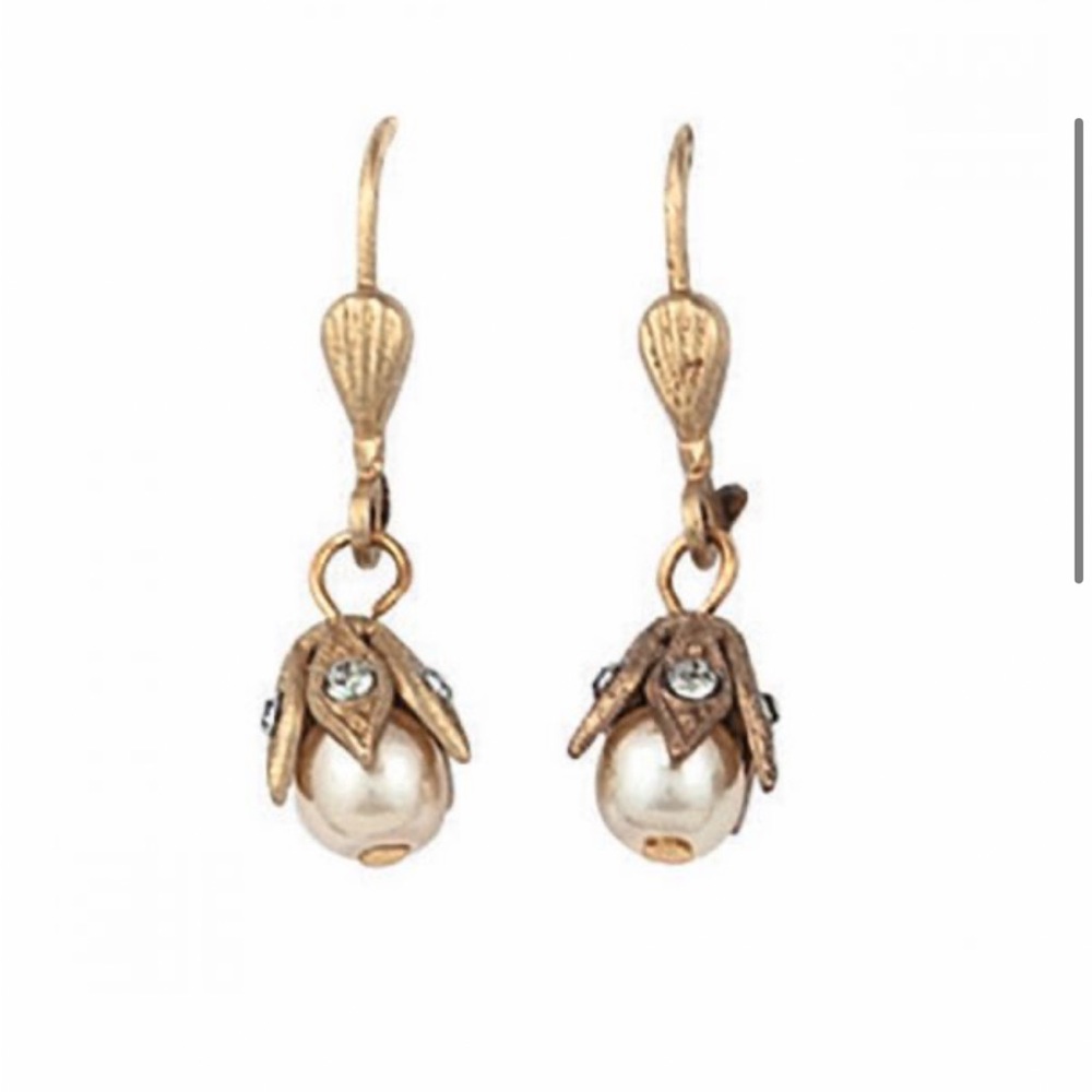 **ISO** Catherine Popesco Pearl flower earrings.